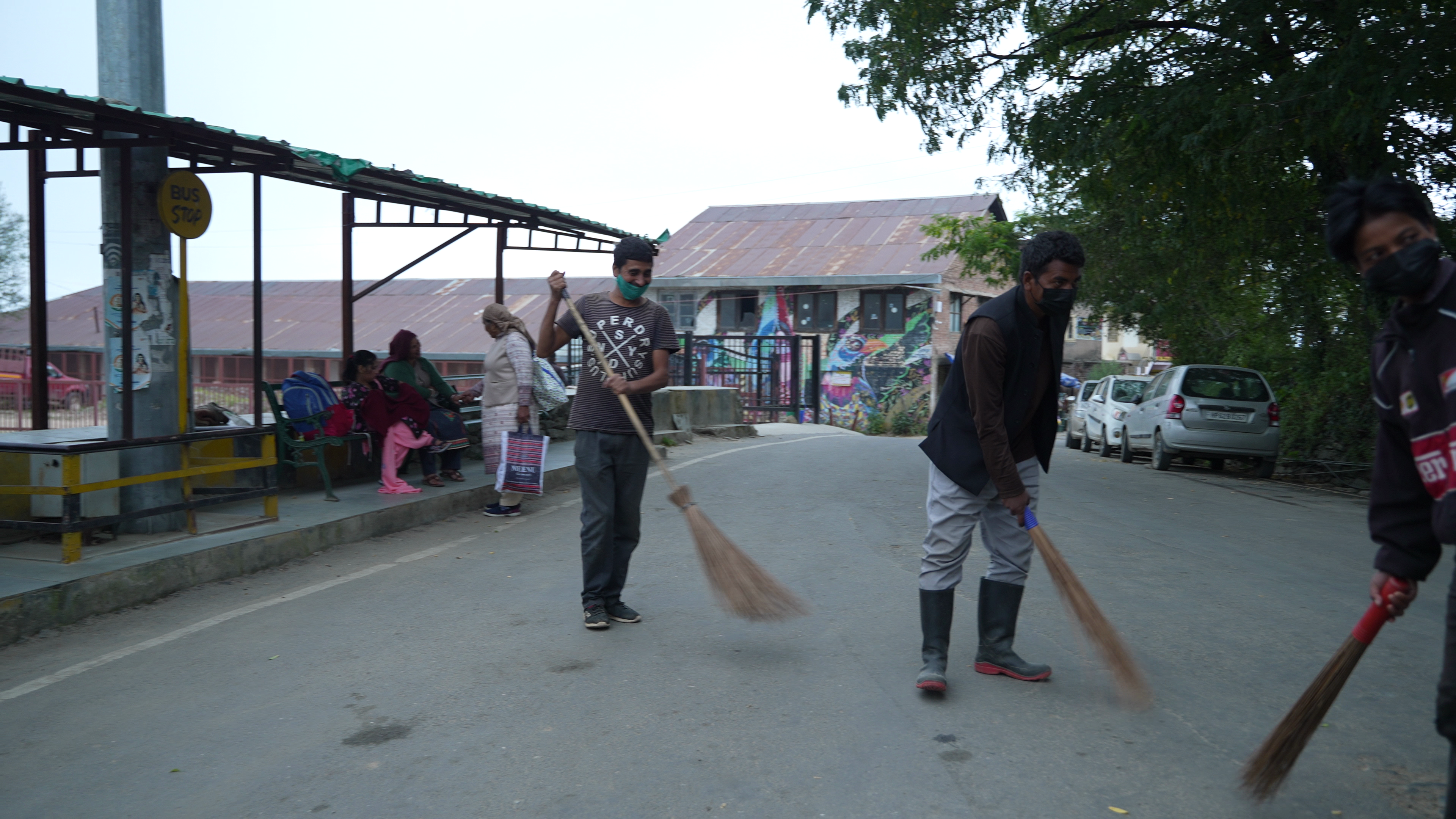 हर दिन पंचायत में सड़कों पर लगती है झाड़ू