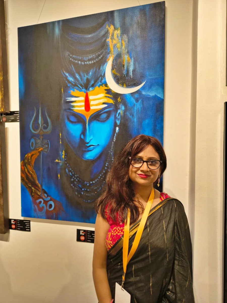 Artist Prachi Kumari with one of her artworks