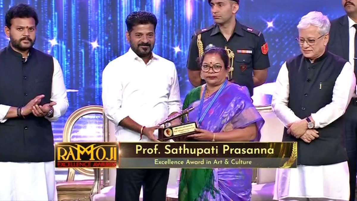 ராமோஜி சிறப்பு விருதை தெலங்கானா முதலமைச்சர் ரேவந்த் ரெட்டியிடம் இருந்த பெற்ற பேராசிரியை சதுபதி பிரசன்னாஸ்ரீ