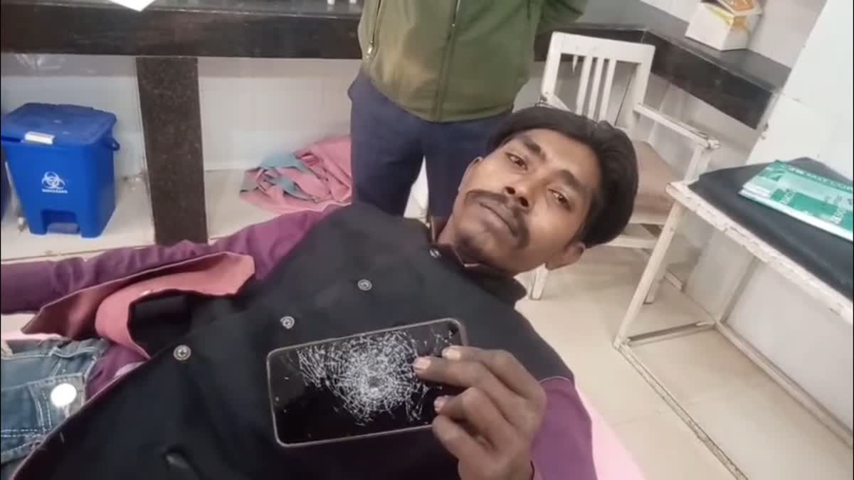 सतना में जीवन रक्षक बना मोबाइल फोन, ऑटो चालक के सीने में लगी गोली फिर भी  रहा सेफ