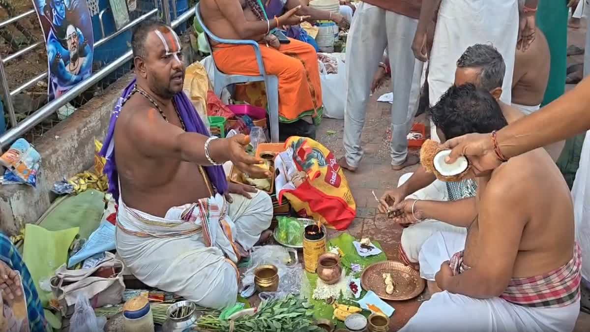 தை அமாவாசை: திருச்சி ஸ்ரீரங்கம் பகுதியில் உள்ள அம்மா மண்டபத்தில் முன்னோர்களுக்கு வழிபாடு