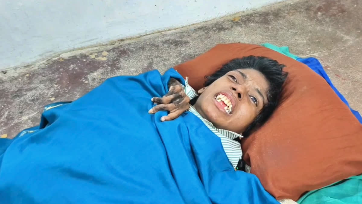 'அப்பா பேருக்கு பதில் அம்மா பேர ரேஷன் கார்டில இருந்து எடுத்துட்டாங்க' - அதிகாரியின் அலட்சியத்தால் தவிக்கும் குடும்பம்