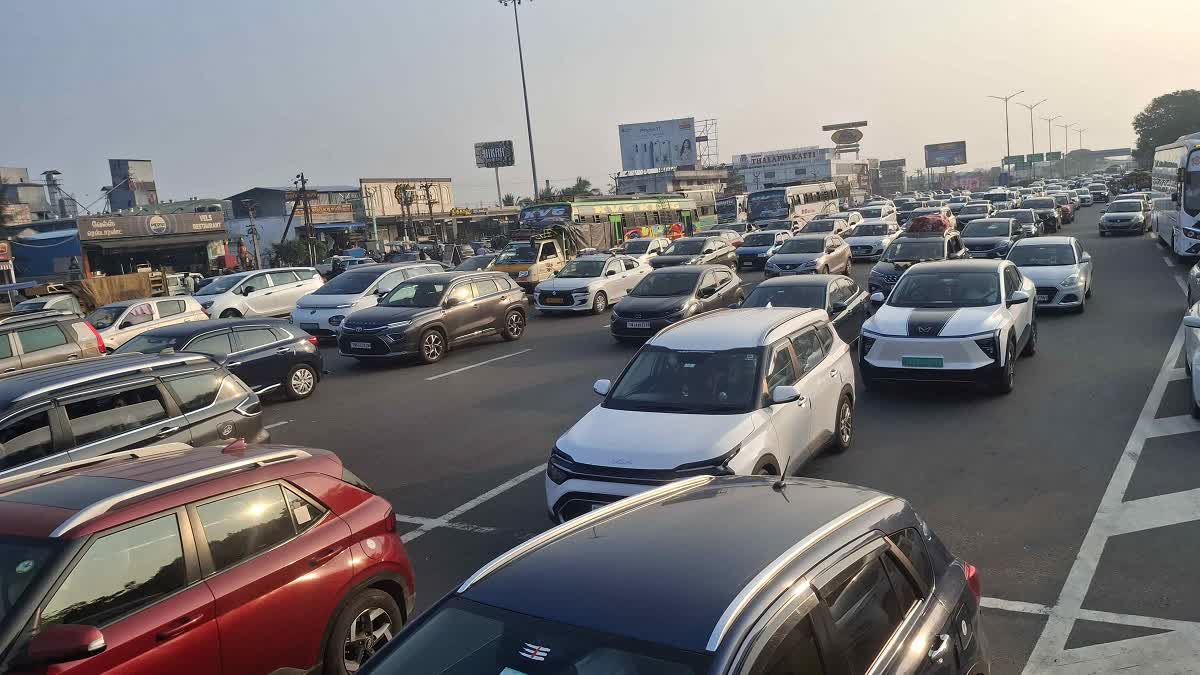 விடுமுறை முடிந்து சென்னை திரும்பும் பொதுமக்கள்; விக்கிரவாண்டி சுங்கச்சாவடியில் கடும் போக்குவரத்து நெரிசல்