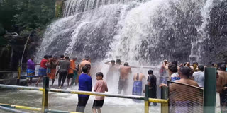 சுருளி அருவியில் குளிக்கும் பக்தர்கள்