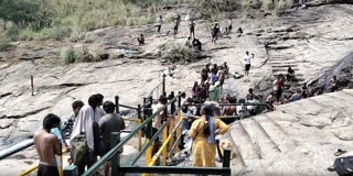 கும்பக்கரை அருவியில் குவிந்த சுற்றுலா பயணிகள்