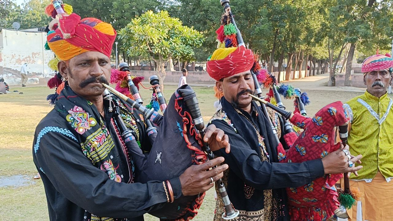 अपनी सांसों के सहारे कलाकार इसे बजाते हैं