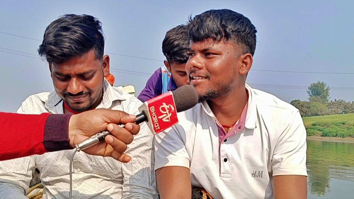 नाव से सफर करने के बाद प्रसन्न दिखे सभी युवक