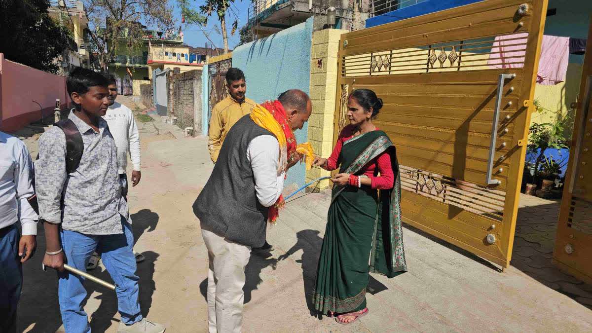 mayor-candidate-arvind-kumar-rana-contesting-hazaribag-municipal-elections-by-taking-money-from-people