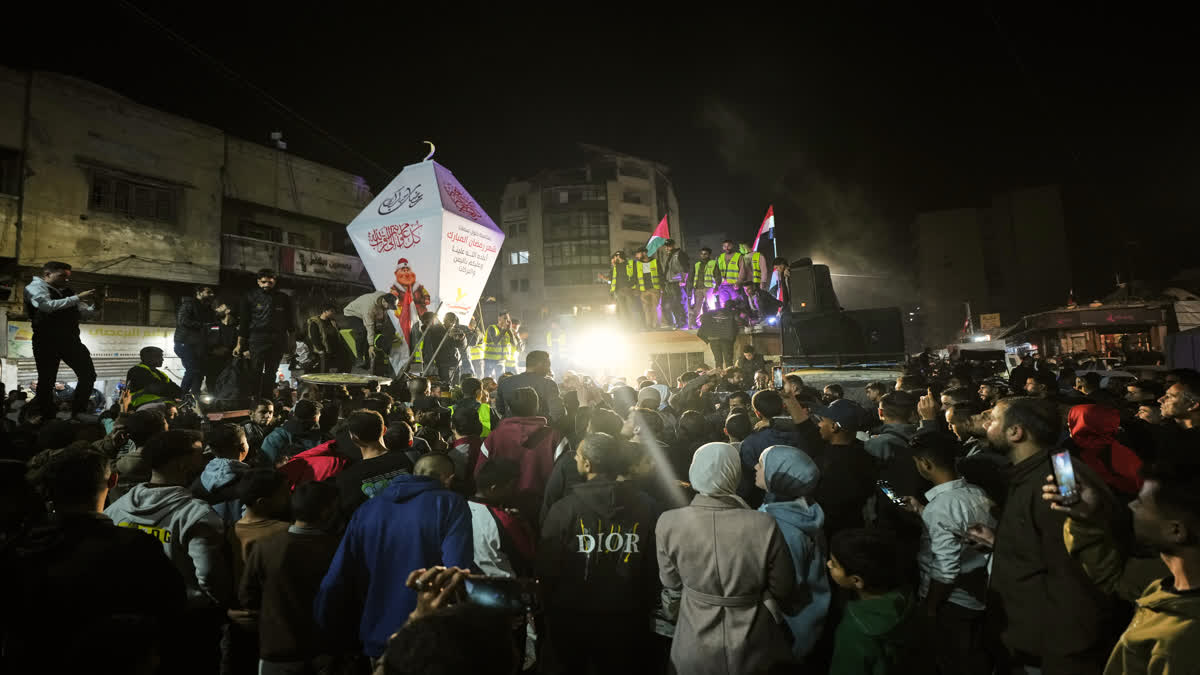 فلسطینی غزہ شہر میں رمضان المبارک کے مقدس مہینے کے آغاز کا جشن منا رہے ہیں۔