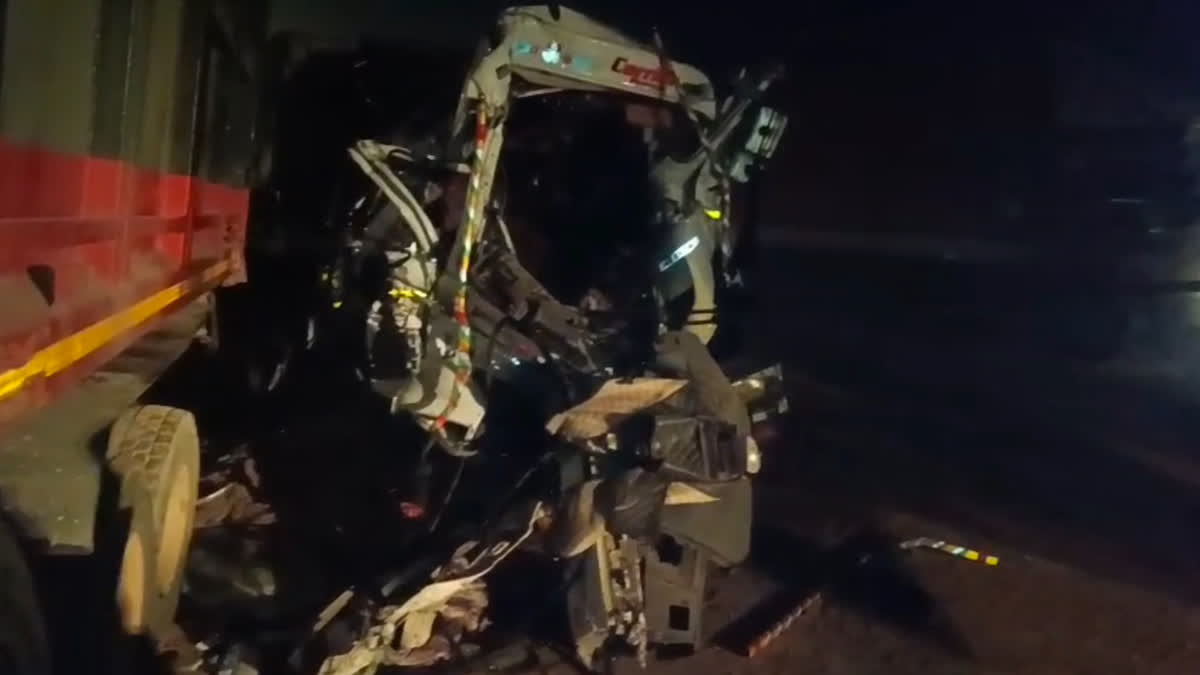 खड़े ट्रक में घुसा डंपर