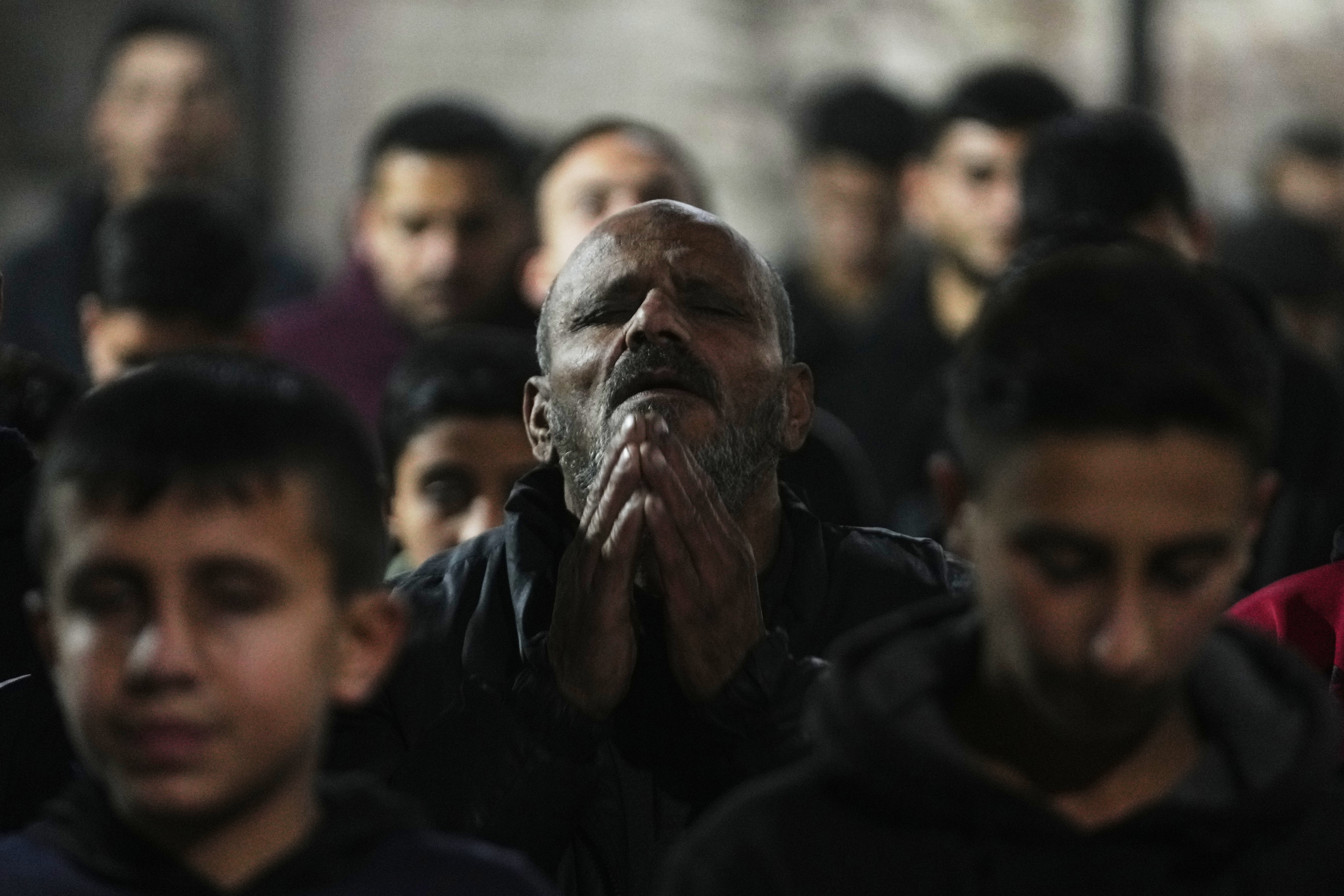 مسلم نمازی رمضان المبارک کے مقدس روزے کی پہلی رات عظیم عمری مسجد میں نماز تراویح ادا کرتےہوئے