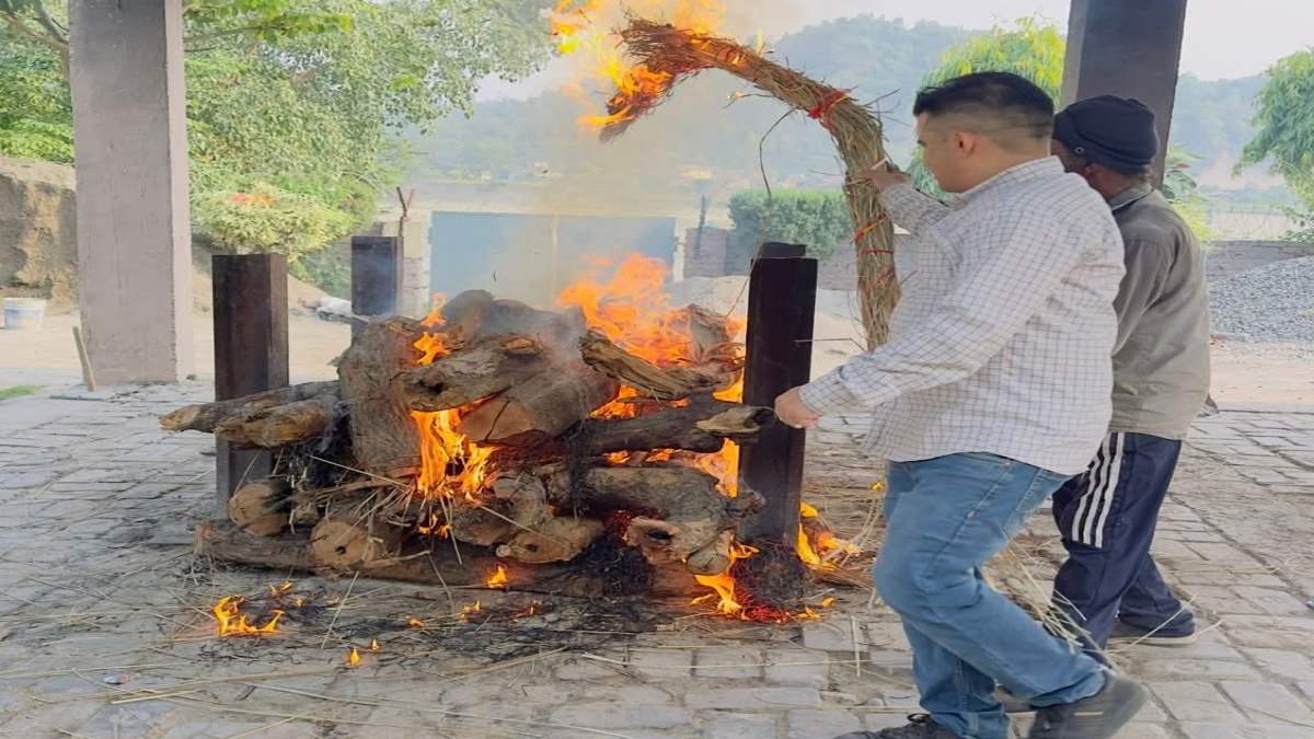 389 शवों का कर चुके हैं संस्कार