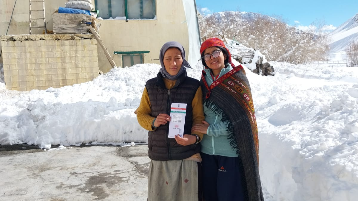 गांव में बर्फ लेकर पहुंची शगुन