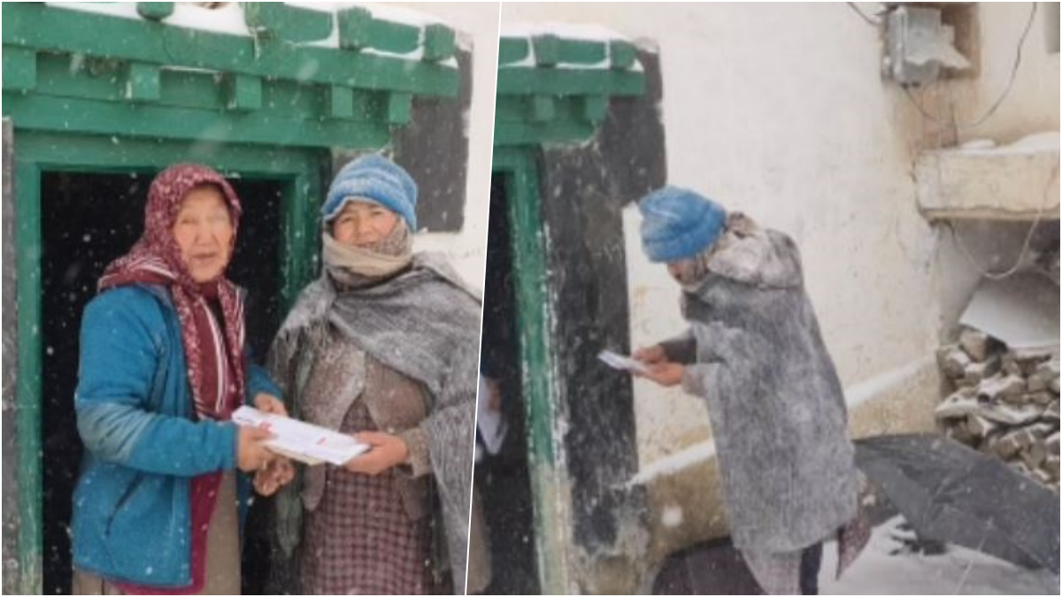 समतेन डोलकर डाक बांटती हुई