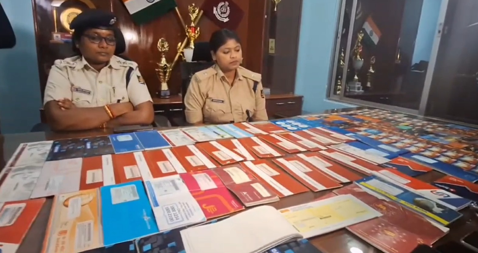 ଠକମାନଙ୍କ ନାମରେ ଦେଶର ବିଭିନ୍ନ ରାଜ୍ୟରୁ ପ୍ରାୟ ୨୫ଟି ସାଇବର ଅପରାଧ ମାମଲା ରହିଥିବା ବେଳେ ପ୍ରାୟ ୫୮ ଲକ୍ଷ ଟଙ୍କାର କାରବାର ହୋଇଥିବା ସୂଚନା ମିଳିଛି।