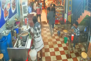 கொதிக்கும் டீயை டீக்கடைக்குள் நின்றவர்கள் மீது ஊற்றிய போதை ஆசாமி