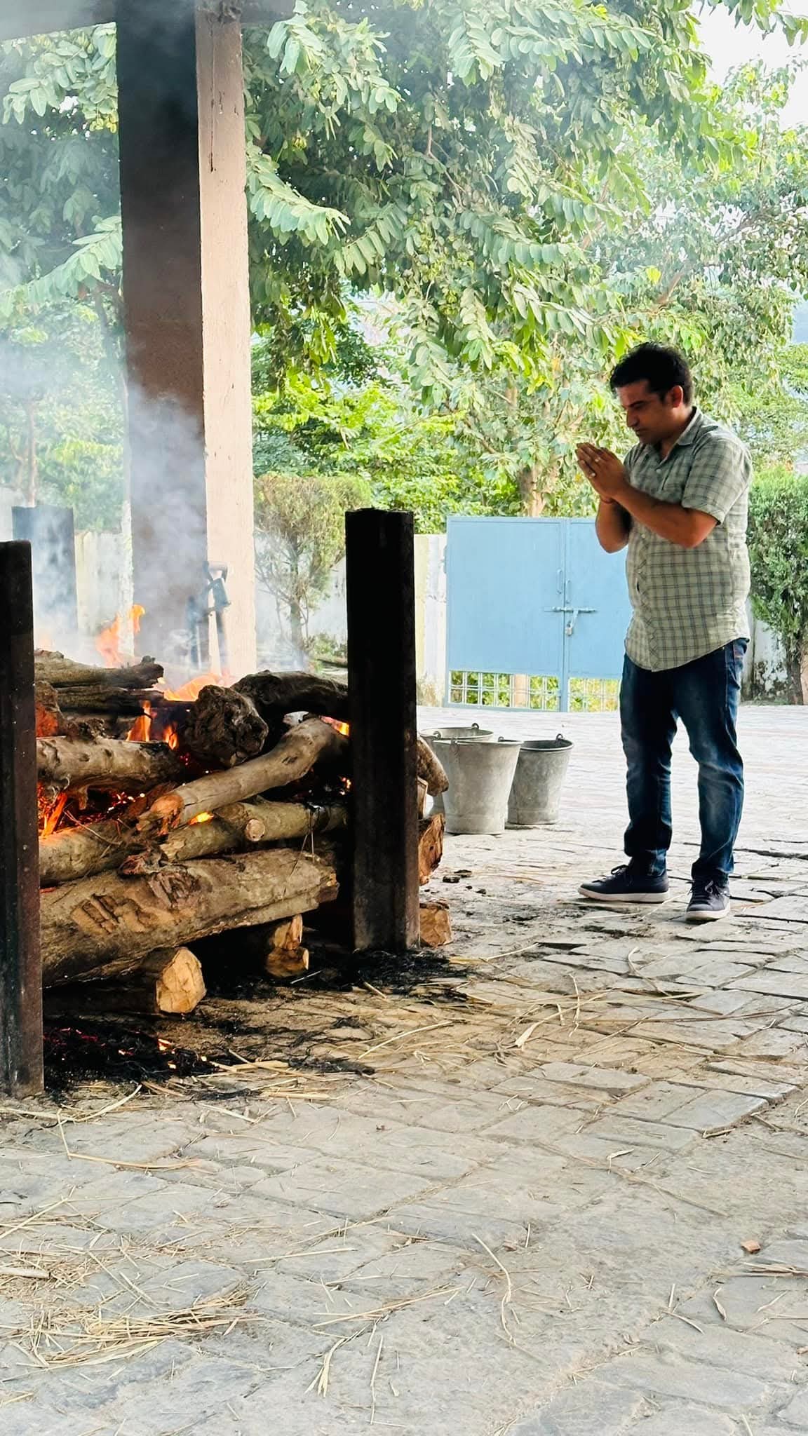 अपने खर्च पर करते हैं संस्कार