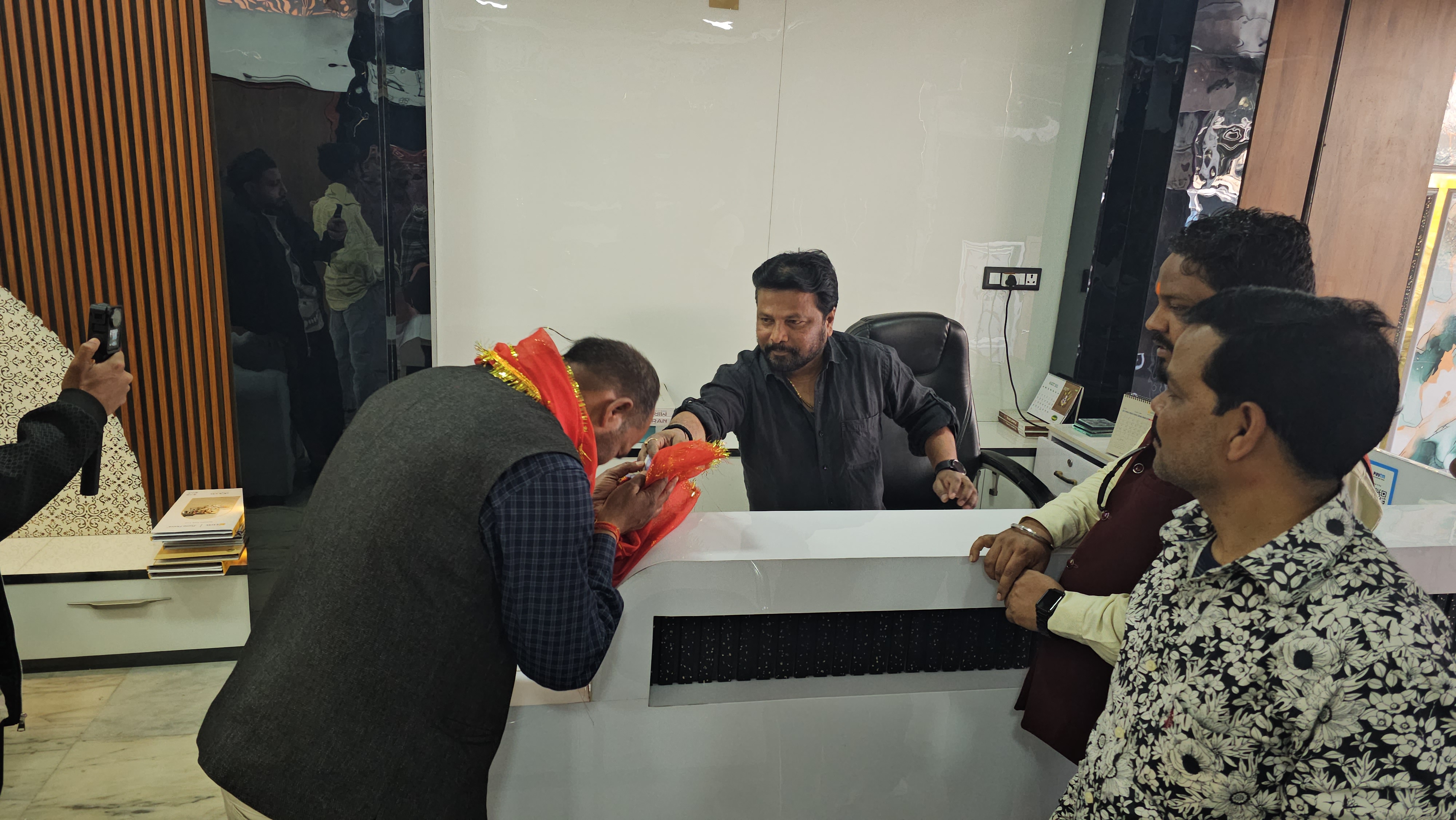 Mayor candidate Arvind Kumar Rana contesting Hazaribag Municipal elections by taking money from people