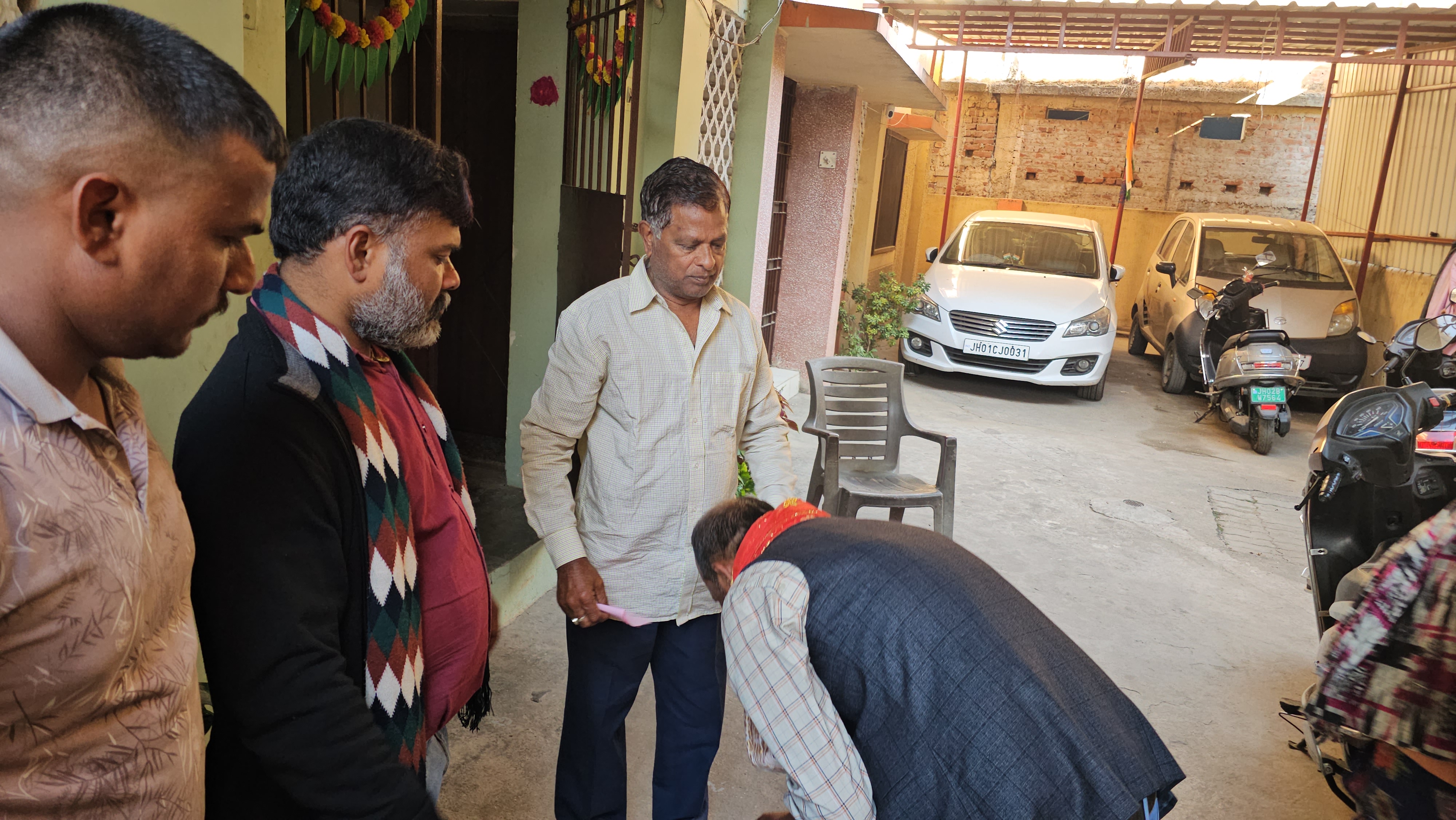 Mayor candidate Arvind Kumar Rana contesting Hazaribag Municipal elections by taking money from people