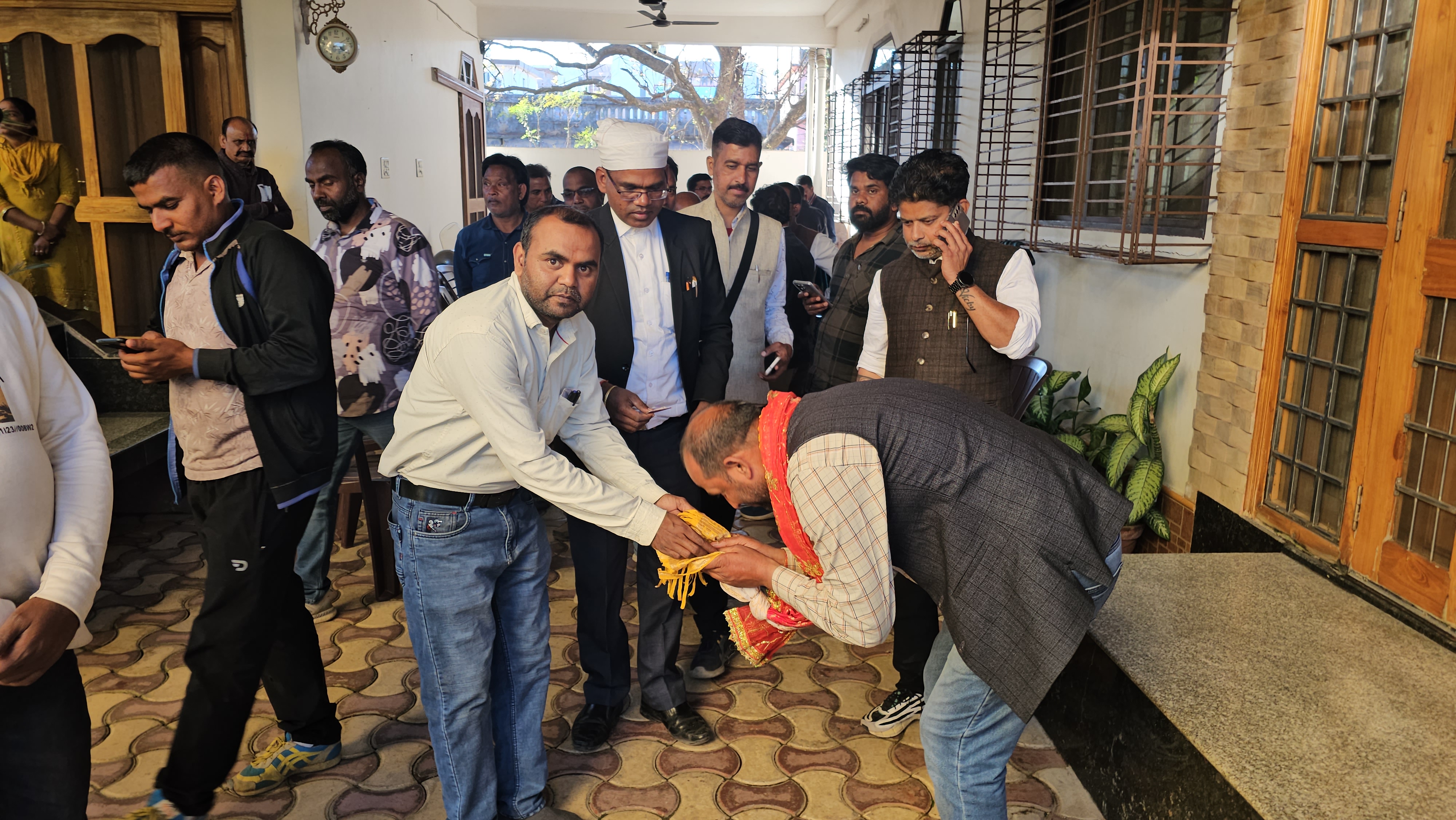 Mayor candidate Arvind Kumar Rana contesting Hazaribag Municipal elections by taking money from people