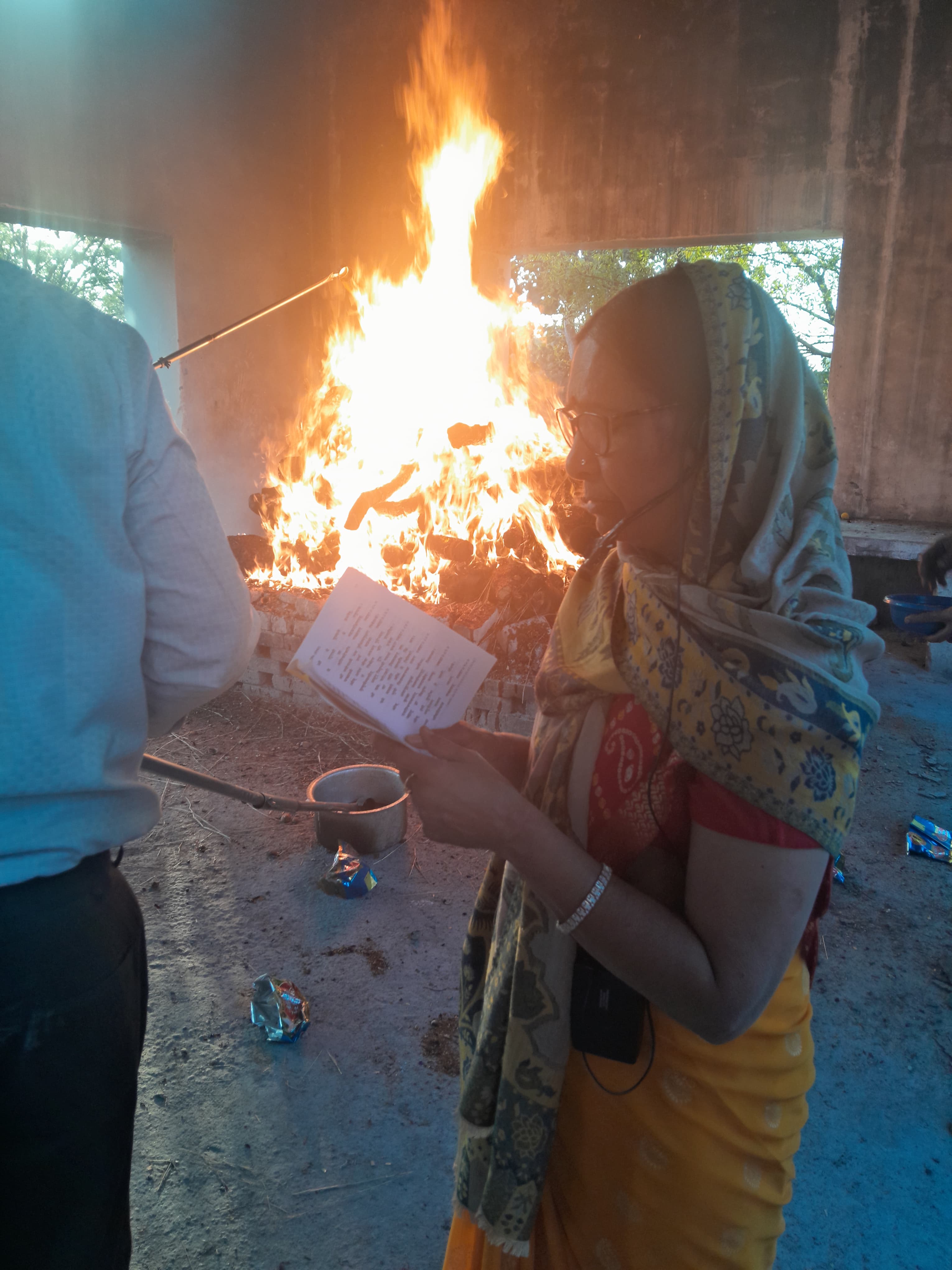 Pyre Or Altar, Woman Priest From Rajasthan Conducts Rituals Breaking ...