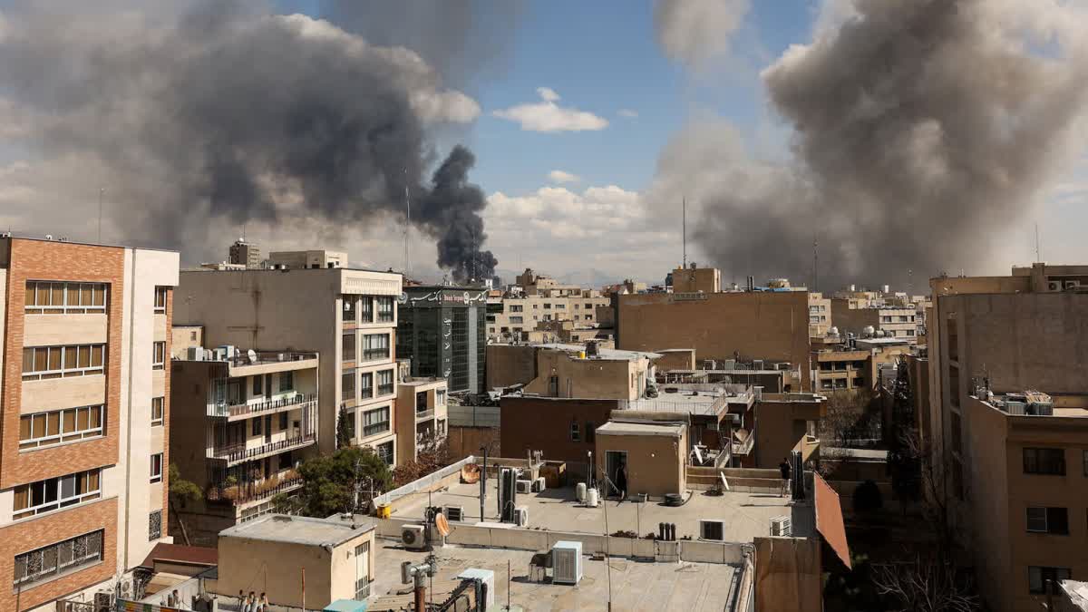 ಅಮೇರಿಕಾ :ಹಾರ್ಮುಜ್ ಜಲಸಂಧಿ ಬಳಿ ಇರಾನ್​ ಕ್ಷಿಪಣಿ ನೆಲೆಗಳ ಮೇಲೆ 5000 ಪೌಂಡ್​​​​ಗಳ ಬಾಂಬ್​ ದಾಳಿ ನಡೆಸಿದ ಅಮೆರಿಕ.