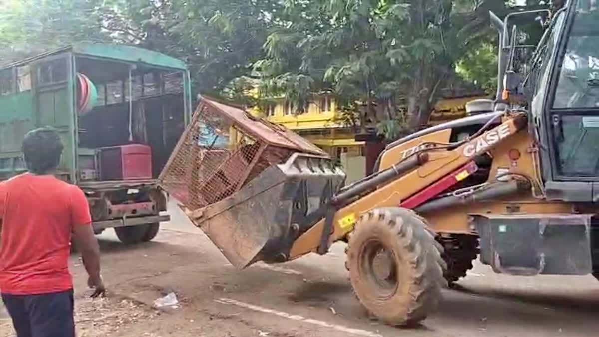 ಕಾರವಾರ ನಗರಸಭೆಯ ಮಿಂಚಿನ ಕಾರ್ಯಾಚರಣೆ: ರಸ್ತೆ ಅತಿಕ್ರಮಣ ಮಾಡಿದ್ದ ಗೂಡಂಗಡಿಗಳ ತೆರವು