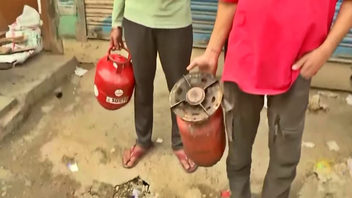 LPG Scarcity Hits Students Living In Patna Hostels And Lodges