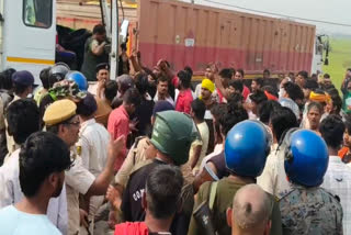 हाईवे का जाम हटवाती पुलिस