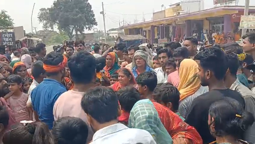हत्या से सड़क जाम कर प्रदर्शन