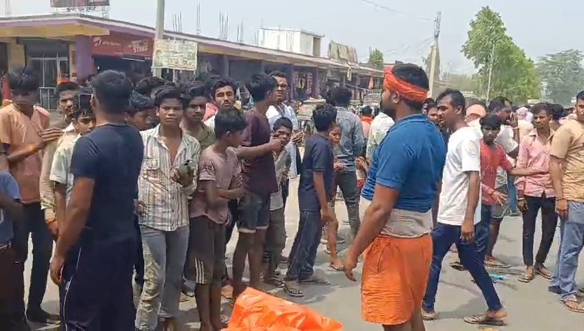 हत्या के बाद सड़क पर आगजनी और प्रदर्शन