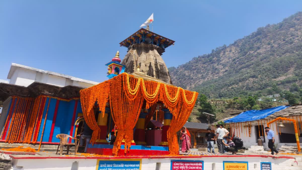 Omkareshwar temple has been decorated with nearly eight quintals of various varieties of flowers.