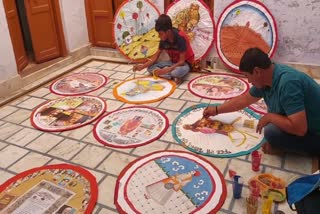 चंदा बनाते कलाकार