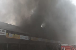 KOZHIKODE FIRE ACCIDENT UPDATES  KOZHIKODE BUILDING CAUGHT FIRE  കോഴിക്കേട് തീപിടിത്തം  KOZHIKODE NEWS