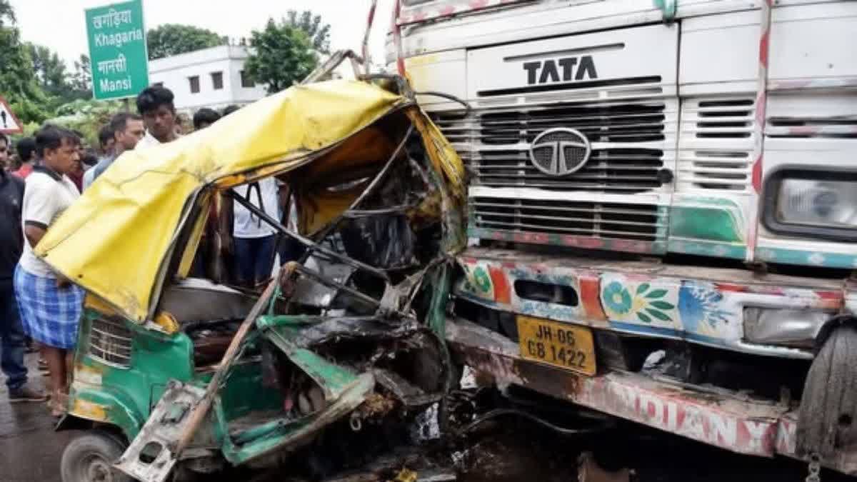 NH-31 पर ट्रक और ऑटो में भीषण टक्कर, 1 नवजात समेत 7 की मौत