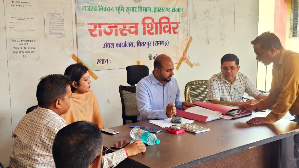 डीसी द्वारा चितरपुर प्रखंड कार्यालय का औचक निरीक्षण, अनियमितताओं को ...