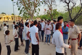 मौके पर पुलिस और बड़ी संख्या में लोग जमा