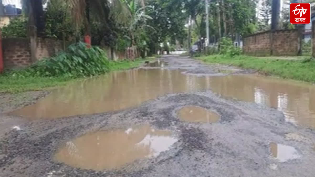 People of a village in Teok react to the pathetic road condition