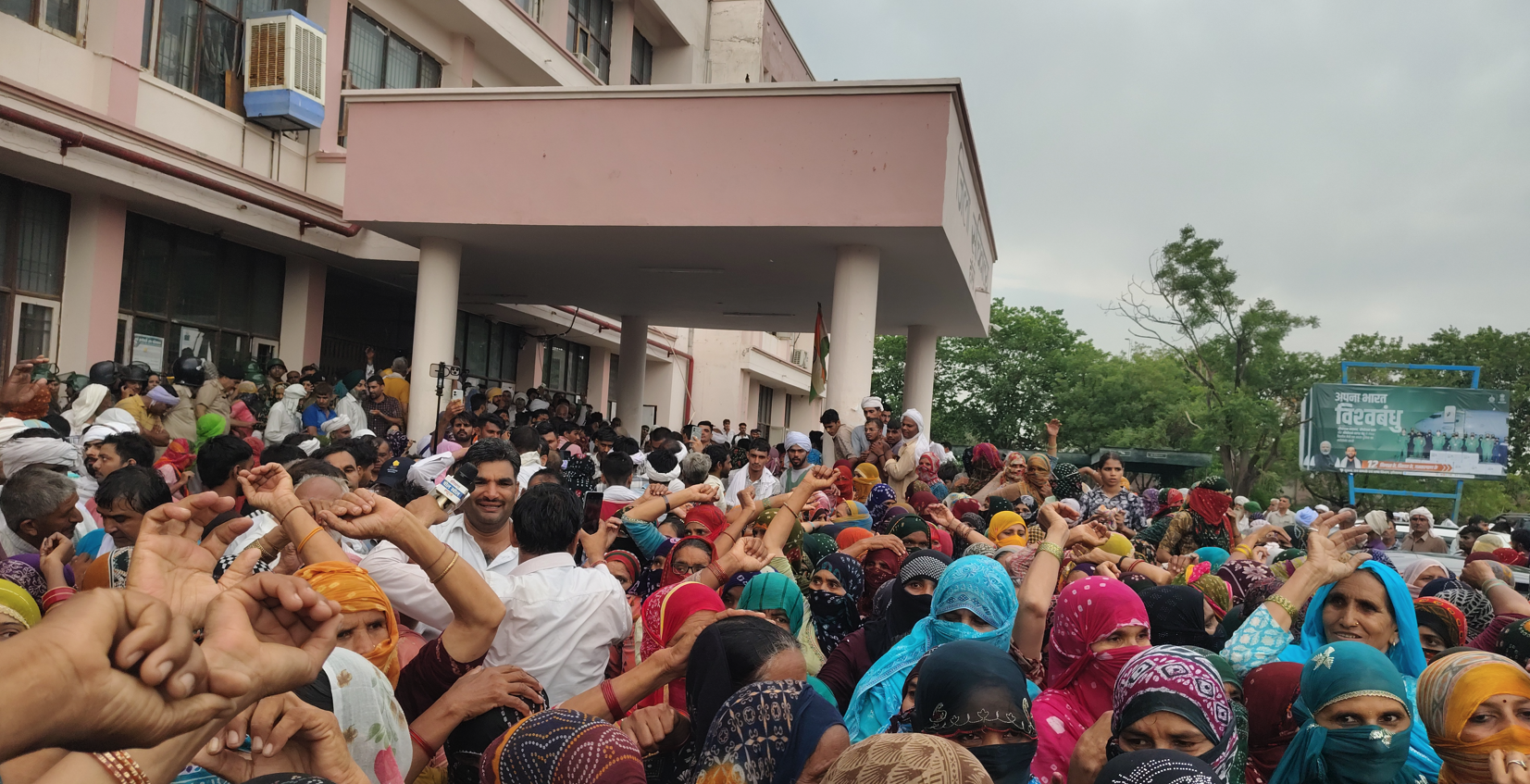 Villagers from Chainat occupy the Mini Secretariat in Hansi over water demands