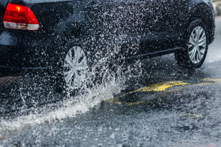 बारिश के मौसम में गाड़ी चलाने पहले इन बातें का जरूर रखें ध्यान, वरना हो सकती है बड़ी दुर्घटना