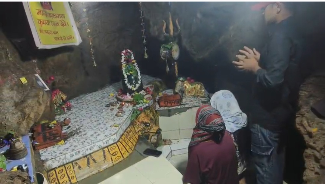 प्राचीन गुफा में स्थित शिव मंदिर