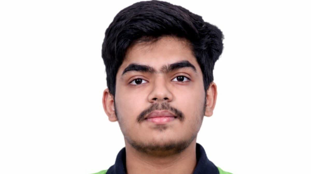 कोटा के नीट टॉपर कार्तिक