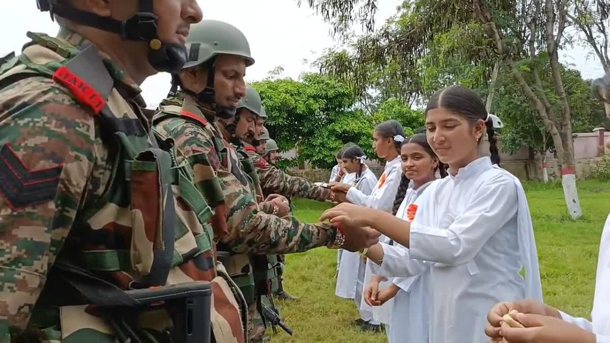 जम्मू-कश्मीर में छात्राओं ने सेना के जवानों को राखी बांधी, मनाया ...