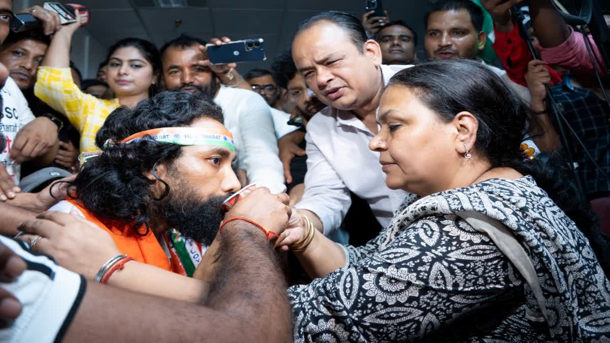 Ministers broke hunger strike of protesting students at Sadar Hospital in Ranchi