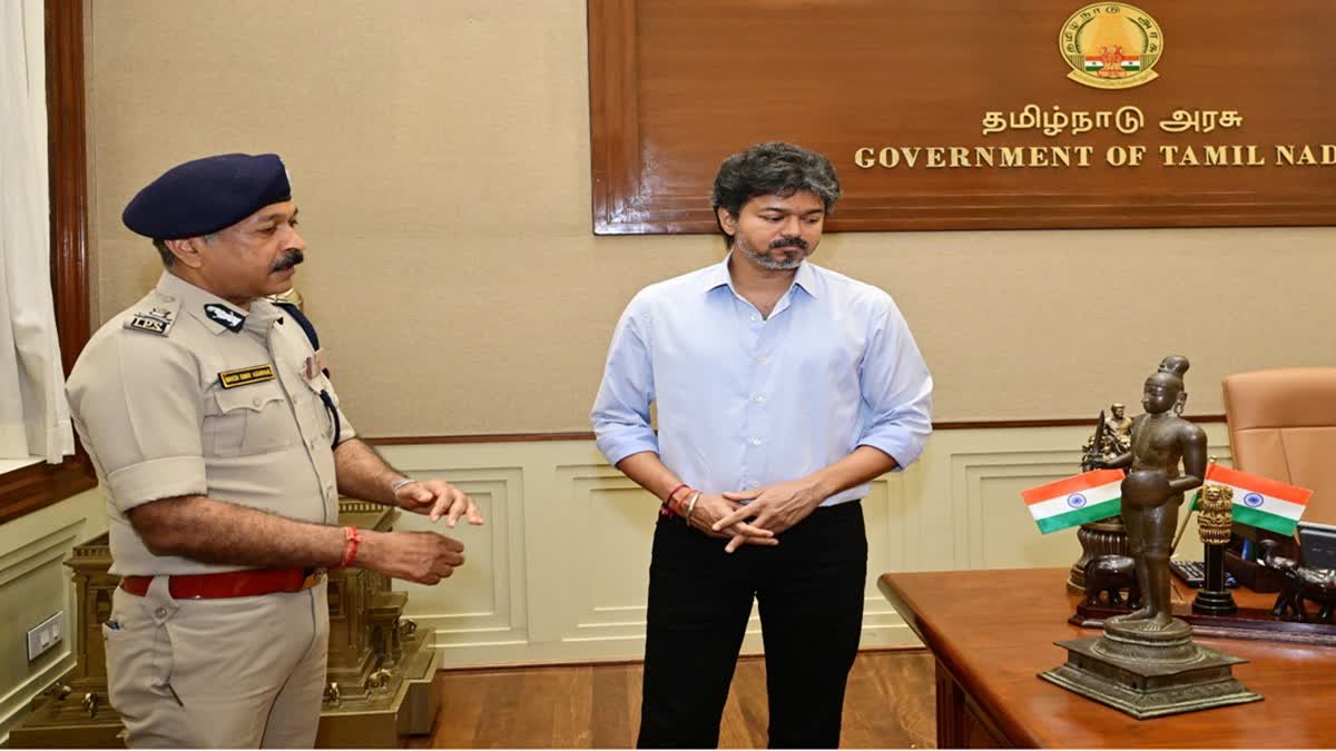 மீட்கப்பட்ட திருமங்கை ஆழ்வார் சிலையை பார்வையிட்ட முதலமைச்சர் விஜய். அருகில் டிஜிபி மகேஷ்குமார் அகர்வால்