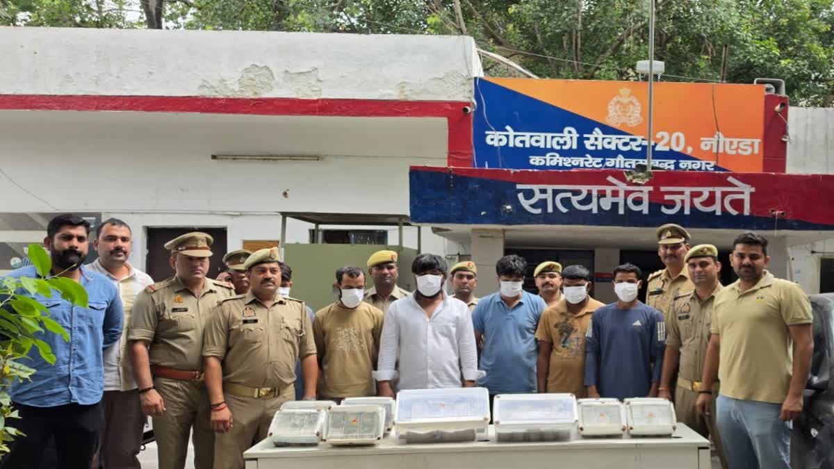 नोएडा पुलिस के गिरफ्त में खड़ा शातिर