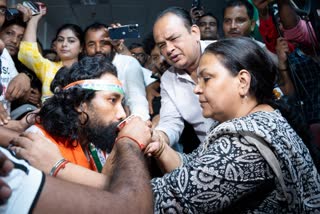 Ministers broke hunger strike of protesting students at Sadar Hospital in Ranchi