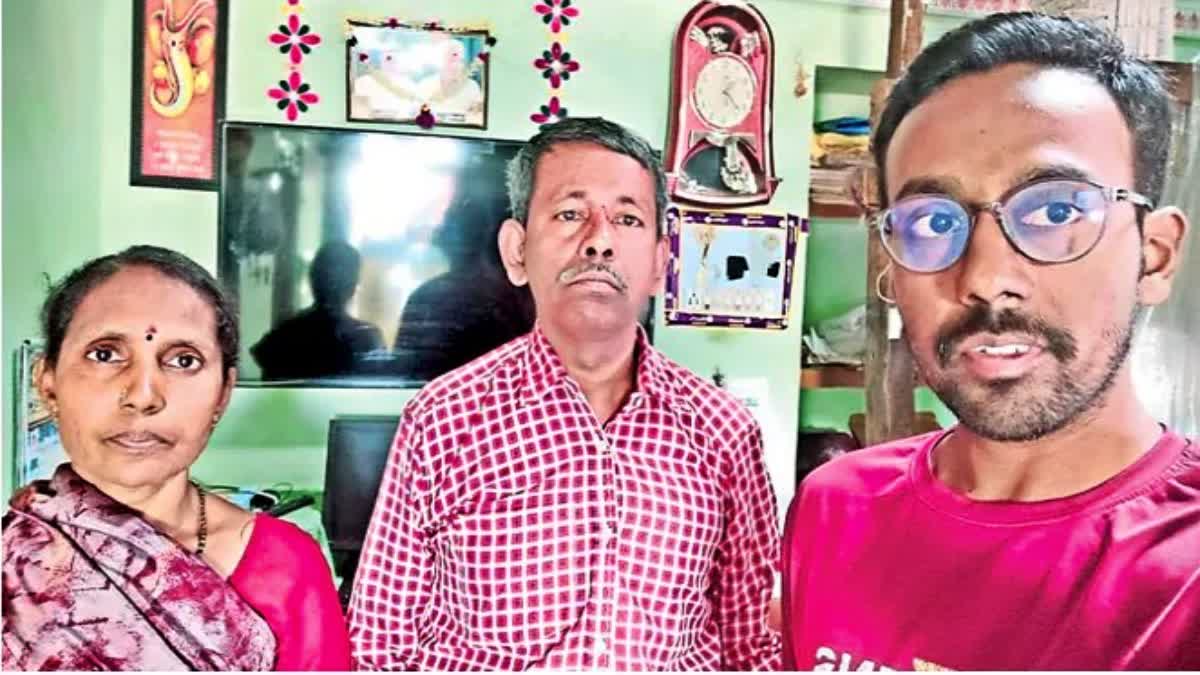 ಆಂಧ್ರ ಪ್ರದೇಶ :ಒಂದಲ್ಲ, 5 ಸರ್ಕಾರಿ ನೌಕರಿ! ಈಗ ಒಂದು ಸರ್ಕಾರಿ ನೌಕರಿ ಪಡೆಯೋದು ಸ್ಪರ್ಧೆಯಿಂದಾಗಿ ಕಷ್ಟ.   ಇಲ್ಲೊಬ್ಬ ನೇಕಾರನ ಪುತ್ರನ ಕಠಿಣ ಪರಿಶ್ರಮದಿಂದ ಲಭಿಸಿದ ಐದು ಸರ್ಕಾರಿ ಹುದ್ದೆ...!!!
