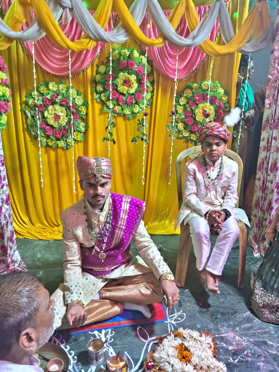 गयाजी पंडों का शादी की रस्म करता दूल्हा