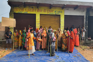 protes against liquor shops